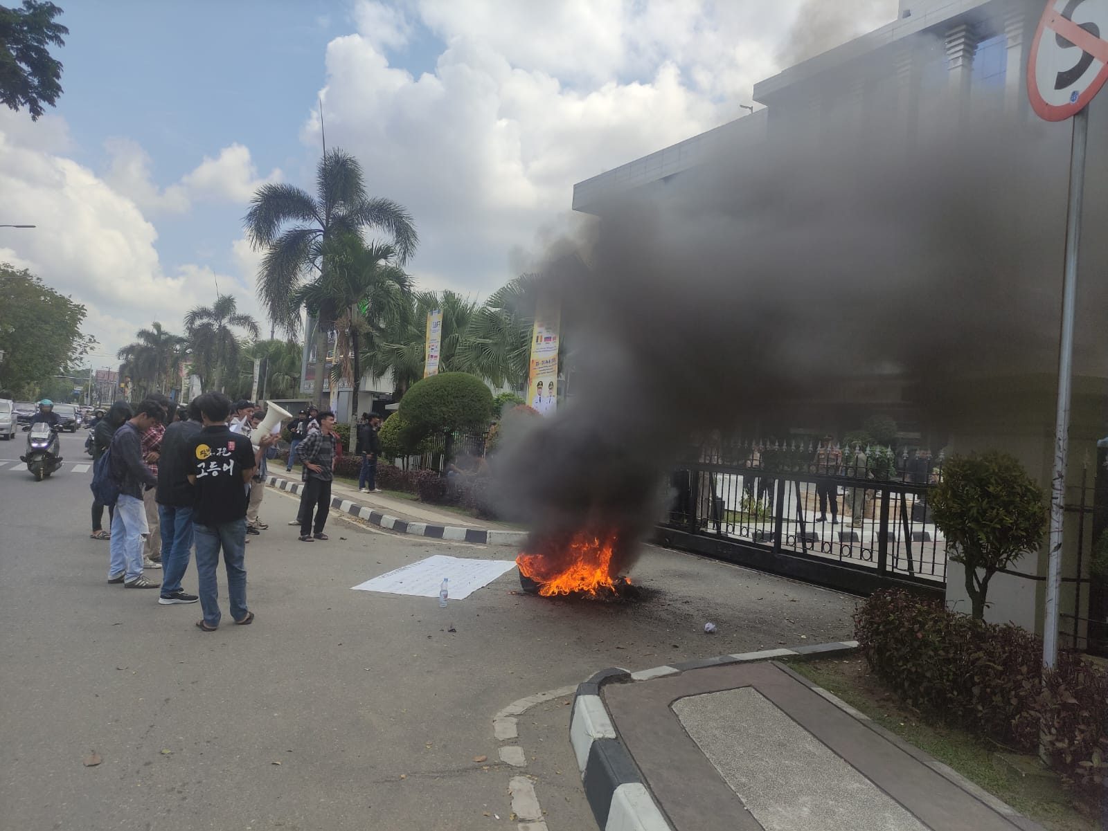 Aksi unjuk rasa Aliansi Mahasiswa Anti Korupsi Kalimantan Timur (AMAK Kaltim), di Kantor Gubernur Kaltim.
( Foto : Din/Klausa )