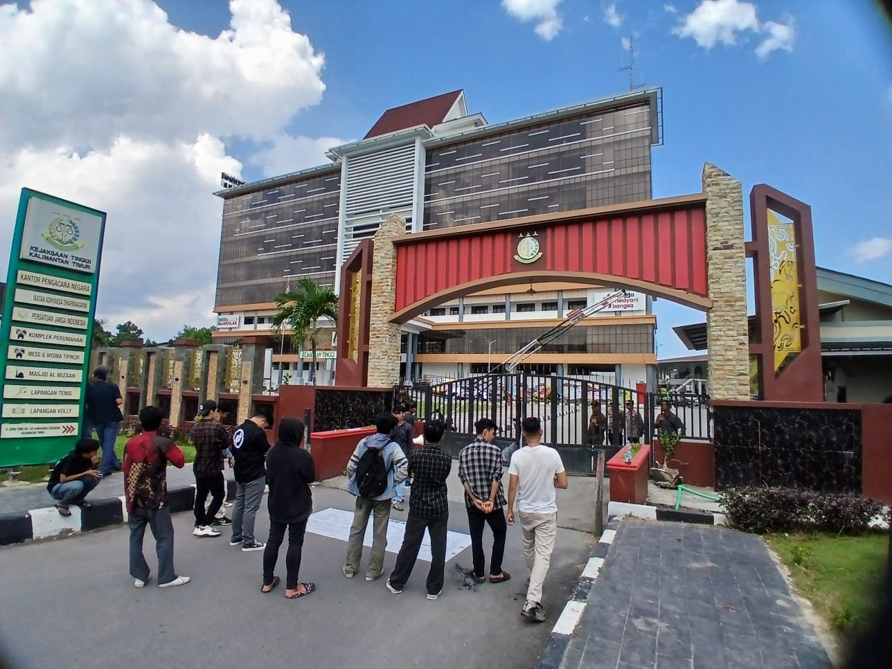 Aksi lanjutan Aliansi Mahasiswa Anti Korupsi (AMAK) Kaltim, di depan Kejati Kaltim, Samarinda Seberang.
( Foto : Istimewa )