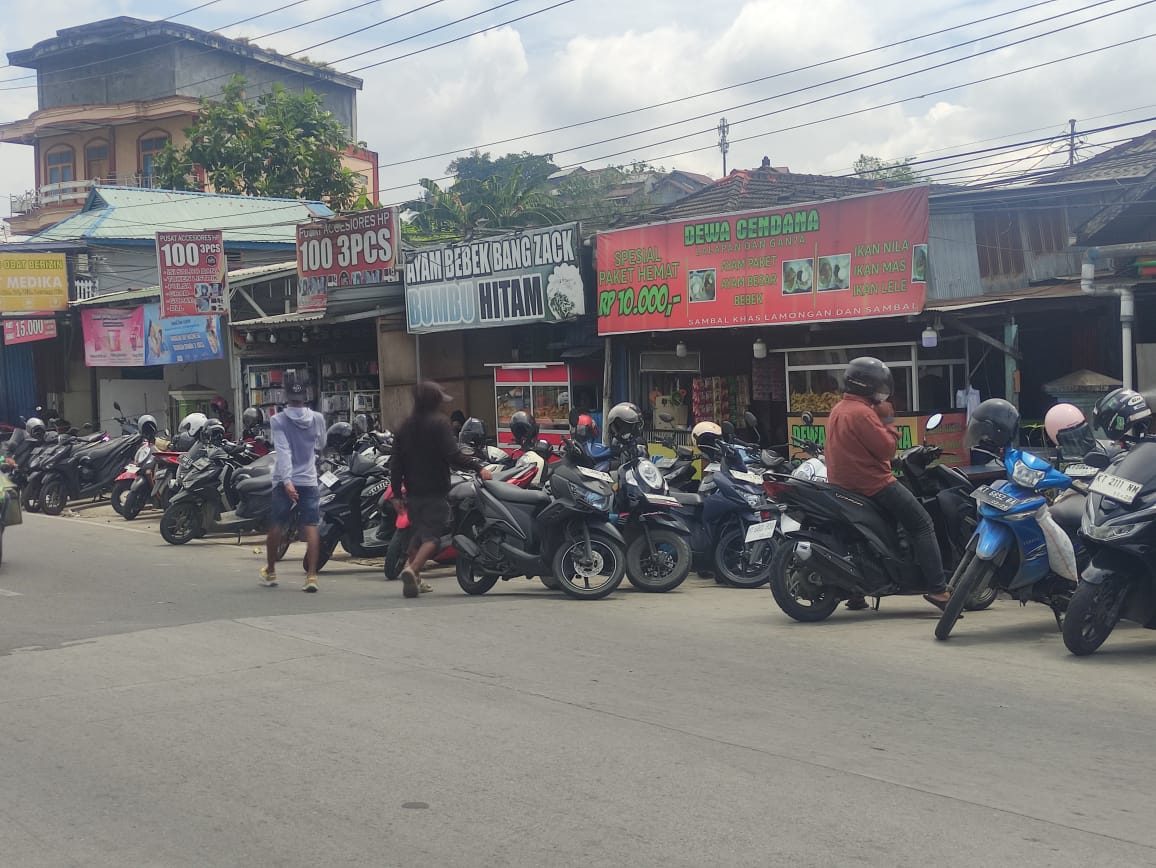 Deretan sepeda motor terparkir rapat di depan deretan kedai penjual di kawasan Samarinda, Kalimantan Timur. Berdasarkan data Badan Pusat Statistik (BPS), mencerminkan perbaikan daya beli dan aktivitas ekonomi masyarakat.
( Foto : Din/Klausa )