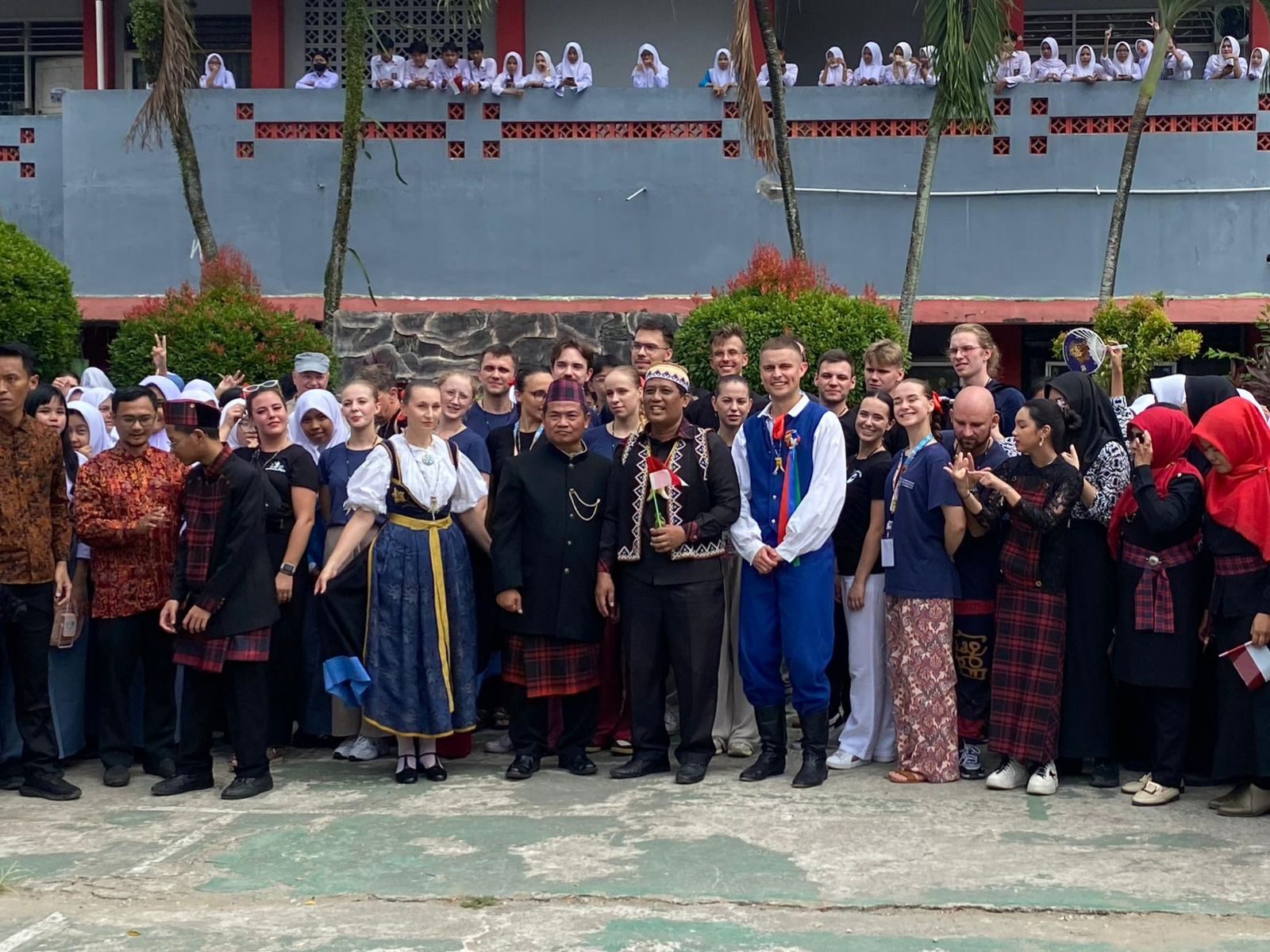 East Borneo International Folklore Festival (EBIFF) 2025 terasa kuat saat delegasi dari Polandia mengunjungi SMK Negeri 1 Samarinda, Senin (28/7/2025). (Yah/Klausa)