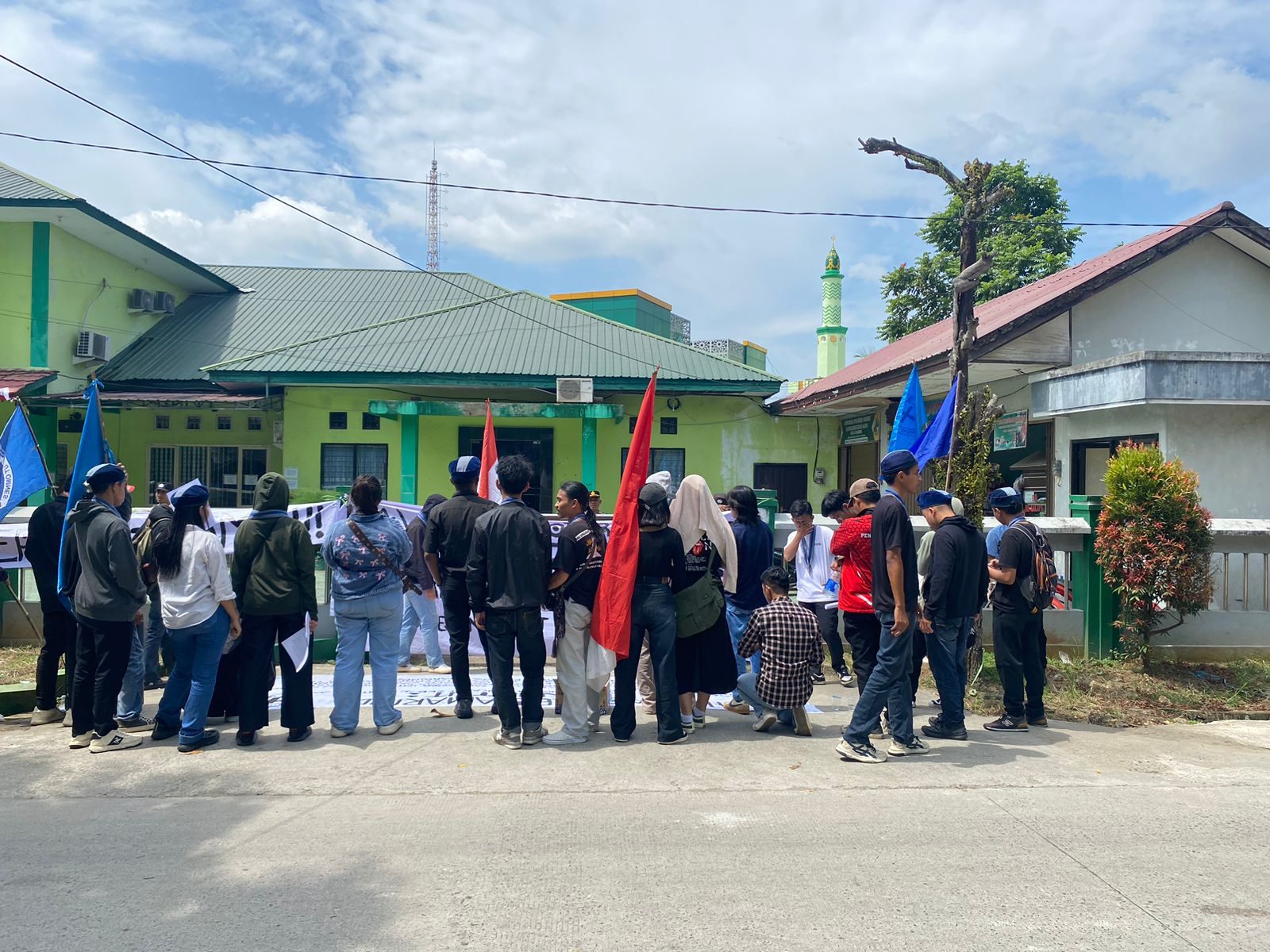 GMKI Cabang Samarinda menggelar aksi damai di halaman Kantor Kementerian Agama (Kemenag) Samarinda pada Senin, (28/7/2025) sore. (Yah/Klausa)