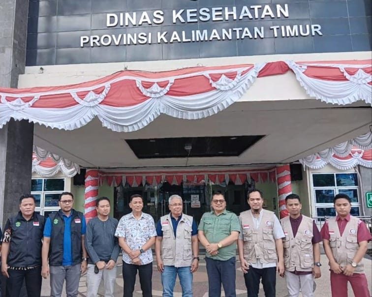 Tim Dinkes saat siapkan distribusi Bantuan paket kesehatan ke Mahakam Ulu
(Foto : Istimewa)