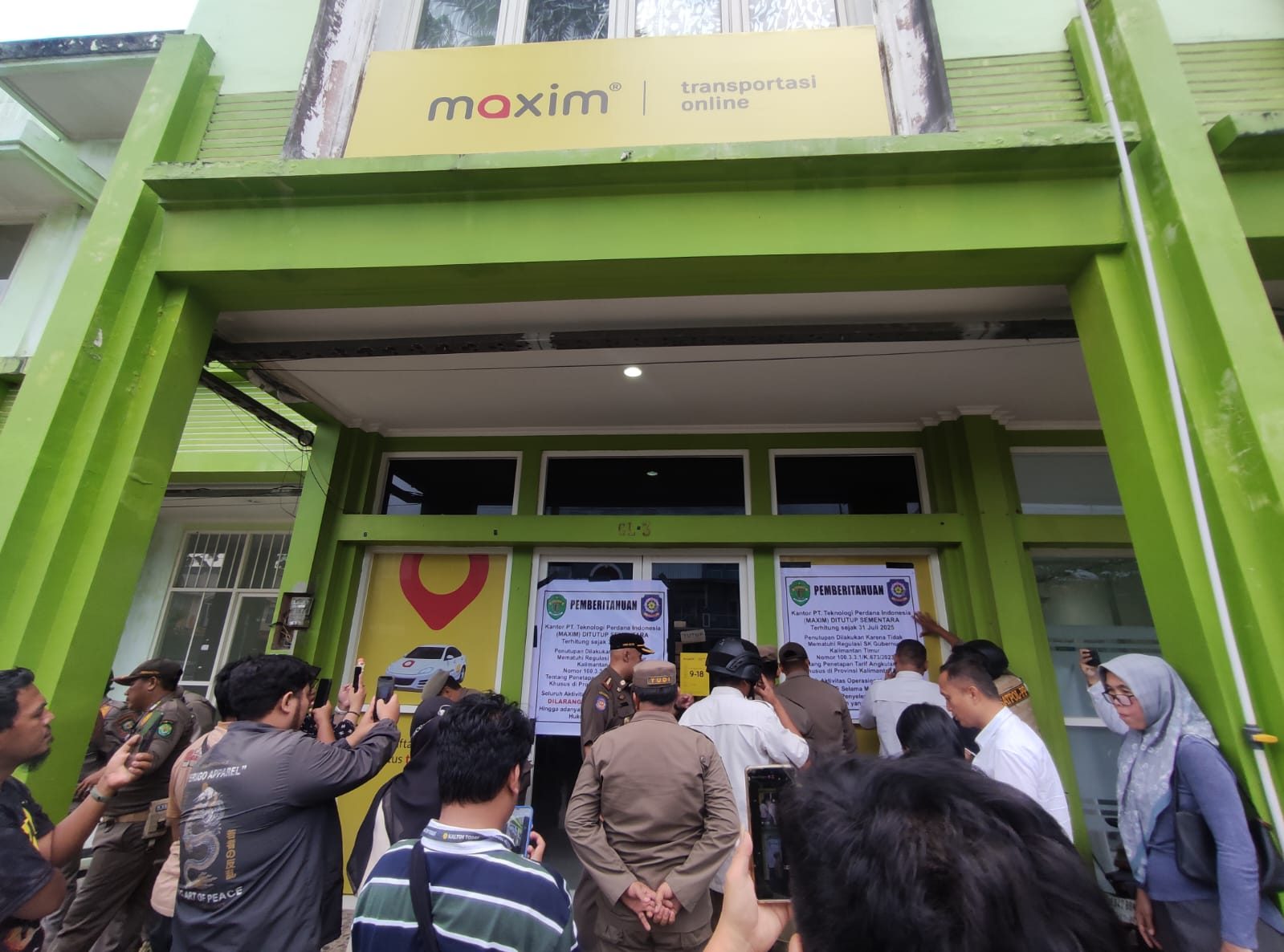 Penyegelan Kantor Cabang Maxim di Samarinda, oleh Satpol PP dan Dishub Kaltim.
( Foto : Din/Klausa )