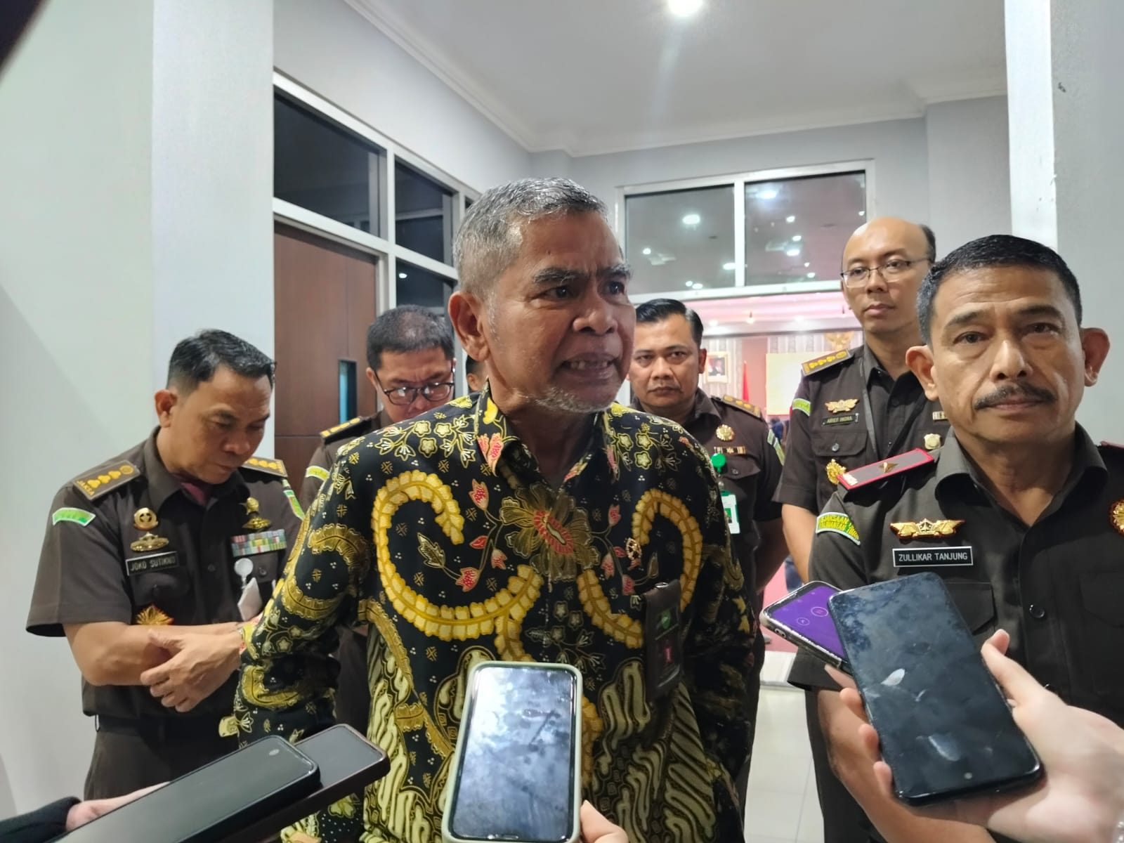 Ketua Pengadilan Tinggi Kaltim, Suwidya (baju batik) dan Wakajati Kaltim, Zullikar Tanjung (Pakaian Dinas Harian Kejati Kaltim).
(Din/Klausa)