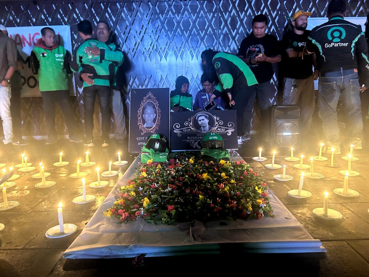 Aliansi Ojol Samarinda menggelar aksi solidaritas, dengan mengirim doa, menyalakan seribu lilin, serta tabur bunga untuk rekan-rekan korban ojol atas insiden di 28-29 Agustus, di Teras Samarinda.
(Din/Klausa)