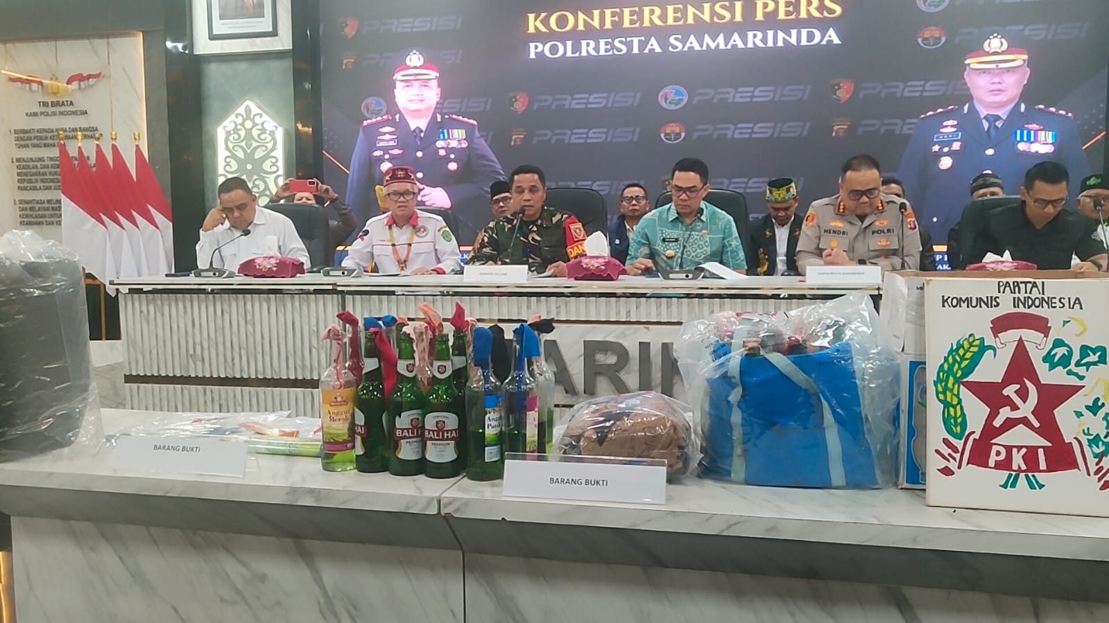 Bom molotov yang berhasil diamankan dihadirkan dalam konferensi pers di Aula Polresta Samarinda.
(Ist)