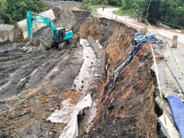 Dokumentasi Longsoran Ruas Sangata - Sp. Perdau Sta. 23 + 050. (Ist)