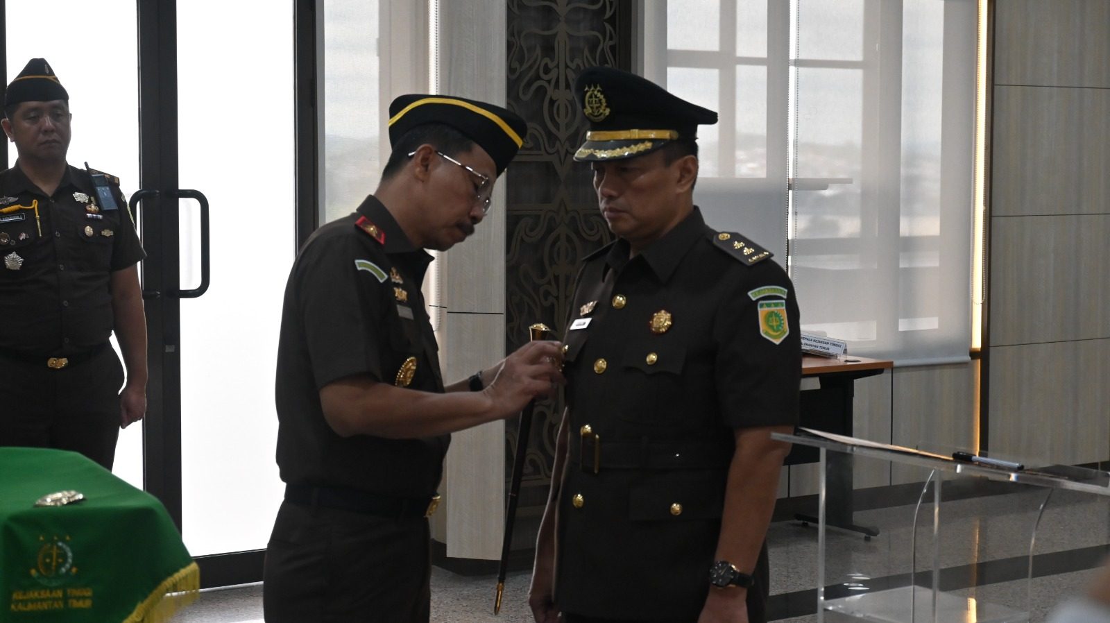 Kajati Kaltim, Supardi, saat melantik dan pengambilan sumpah salah satu pejabat eselon Kejati Kaltim. (Ist)