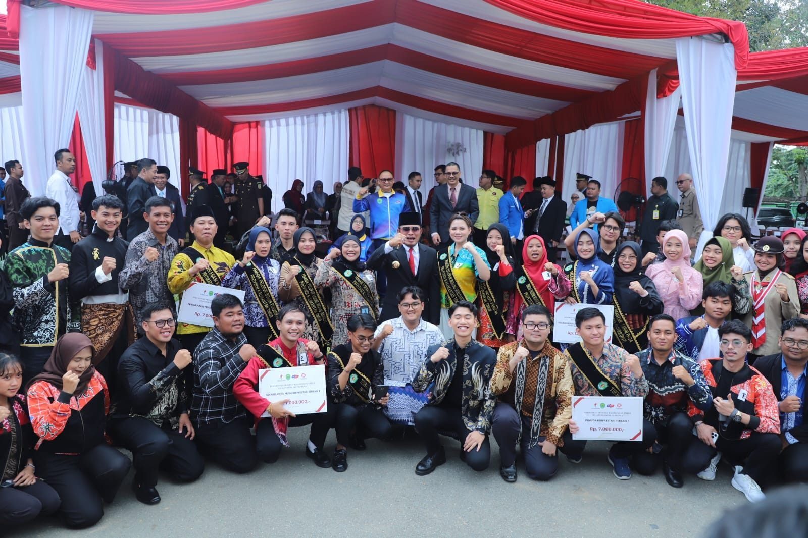 Foto bersama usai Gubernur Kaltim, Rudy Mas'ud dan Plt Dispora Kaltim, M Faisal menyerahkan penghargaan dan reward kepada pemuda pemudi berprestasi di Kaltim.