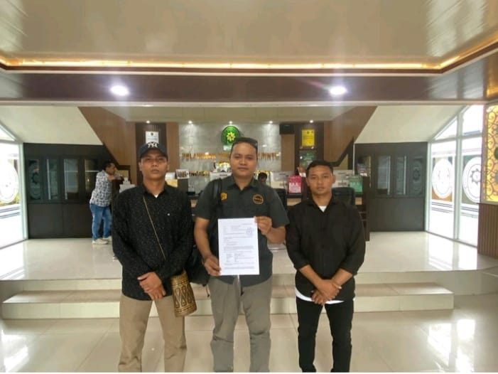 Koalisi masyarakat Muara Kate saat menyerahkan surat keberatan ke PN Tanah Grogot atas perpanjangan penahanan Misran Toni. (Dok: JATAM Kaltim)