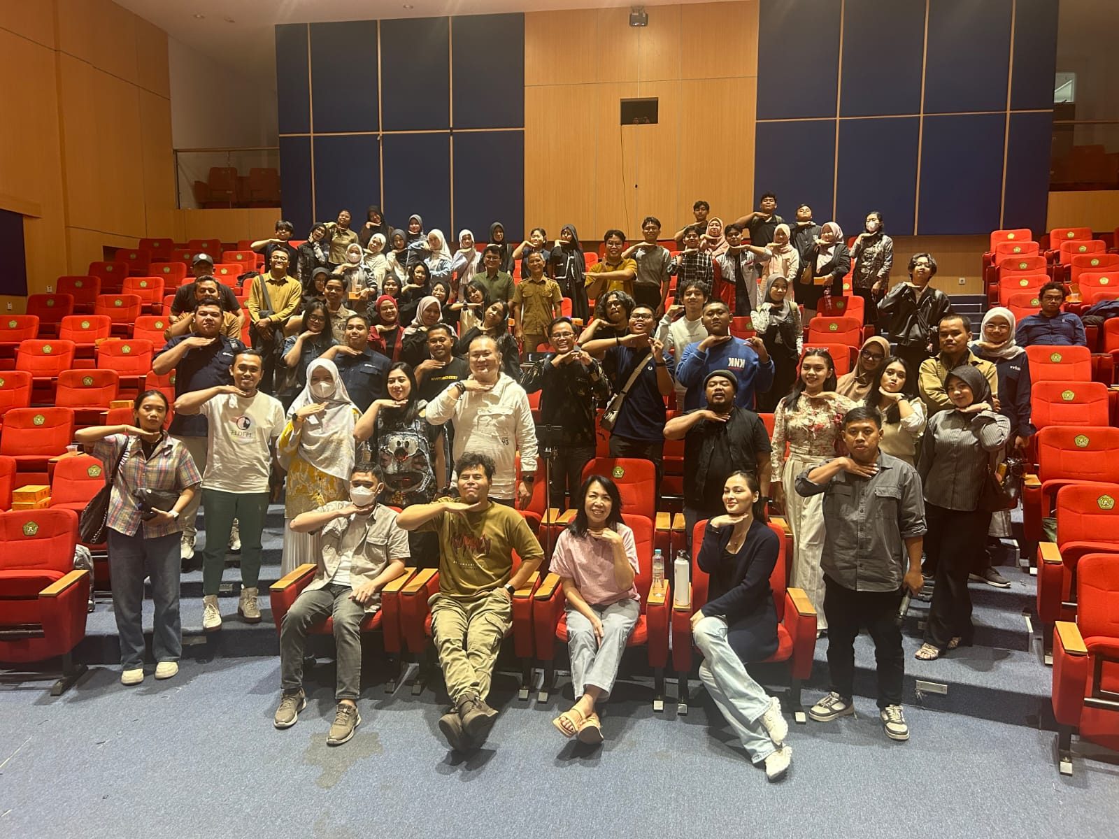 Foto bersama Sineas film Kuyank dengan audiens forum Sumbu Tengah edisi 9, di Gedung Masjaya Unmul Hub Samarinda. (Din/Klausa)