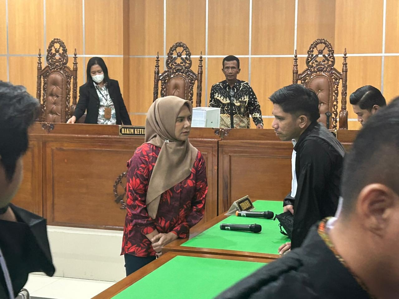 Terdakwa Dayang Donna Walfiaries Tania saat berkomunikasi dengan penasihat hukum usai sidang pembacaan putusan sela, di Pengadilan Negeri Samarinda. (Din/Klausa)