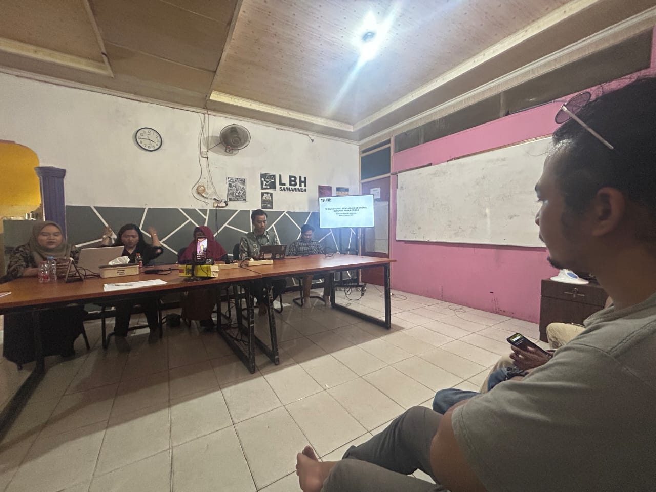 Konferensi pers temuan posko aduan penerima gratispol yang digelar LBH Samarinda. (Din/Klausa)