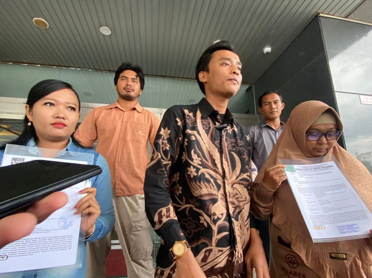LBH Samarinda bersama penerima beasiswa Gratispol yang dibatalkan saat jumpa pers usai melayangkan surat permohonan audiensi kepada Pemprov Kaltim. (Din/Klausa)