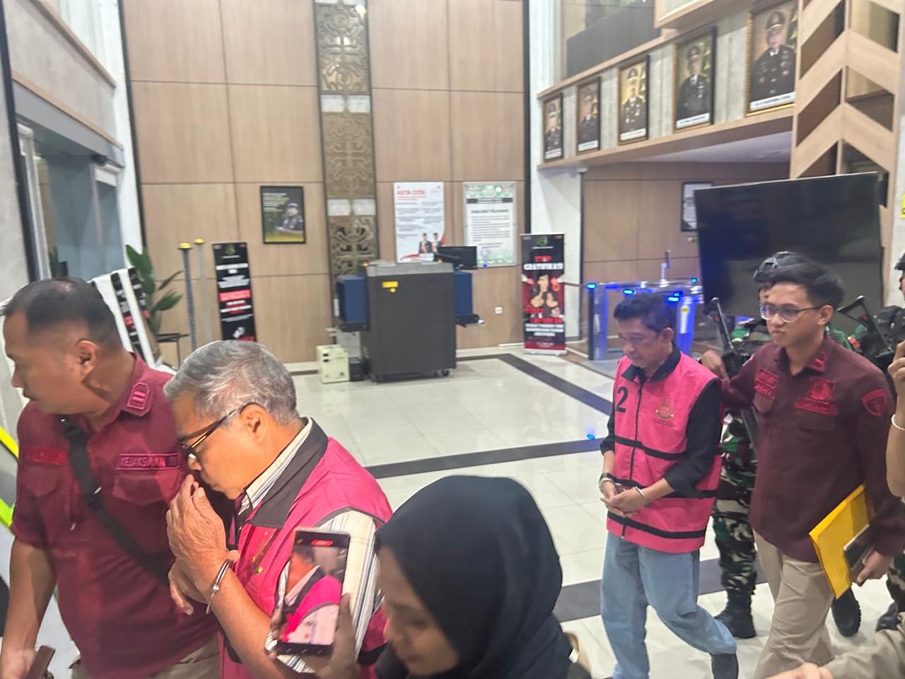 Kedua tersangka BH dan ADR saat akan dibawa ke Rutan Kelas I Samarinda dari Kantor Kejati Kaltim. (Din/Klausa)