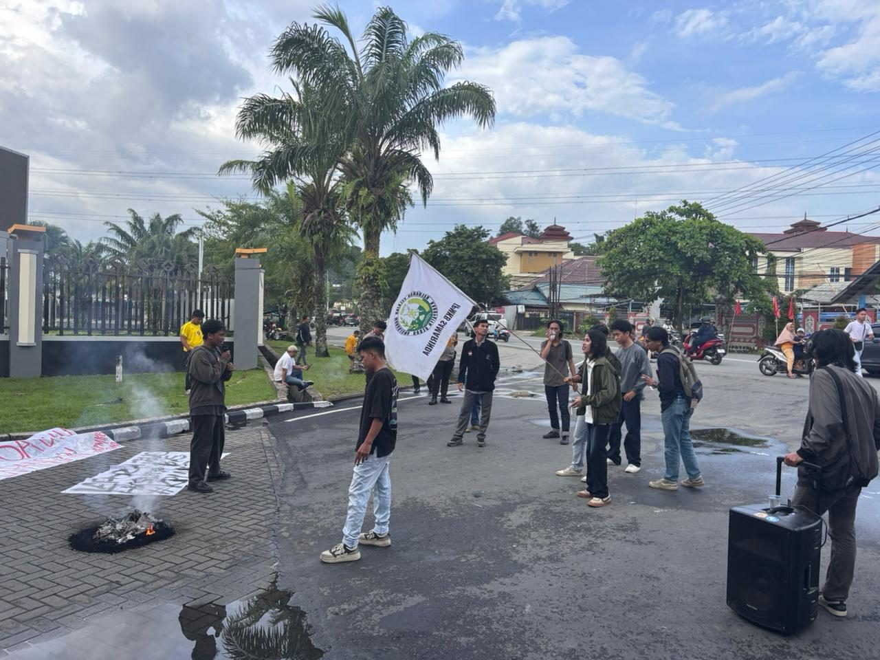 Aksi unjuk rasa yang digelar KPMKB Samarinda di depan Kantor DPRD Kaltim. (Din/Klausa)