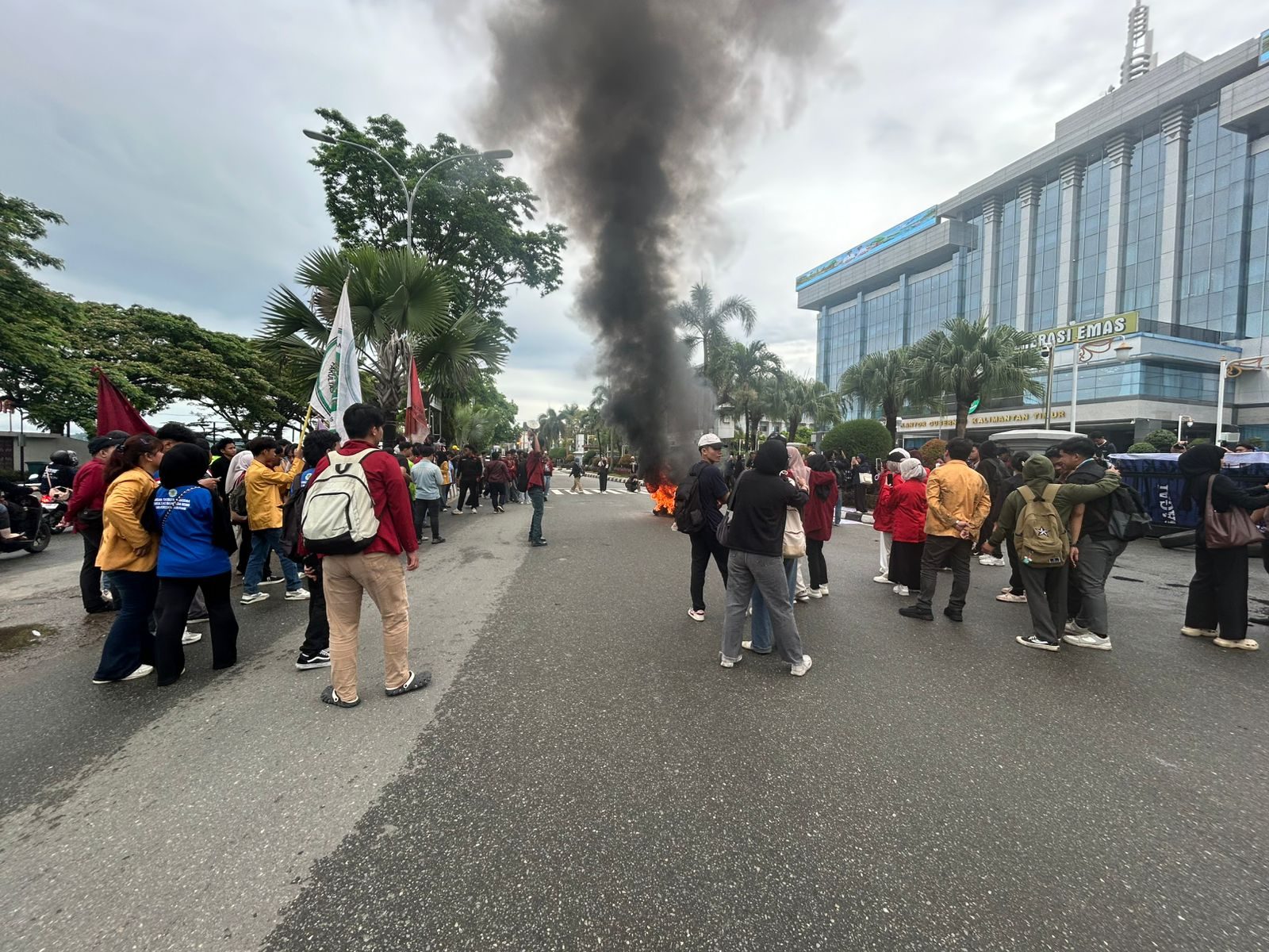 Ratusan mahasiswa yang tergabung dalam Aliansi Gerakan Rakyat Menggugat (ALIANSI GERAM) menggelar aksi unjuk rasa di depan Kantor Gubernur ,di Jalan Gajah Mada, Kota Samarinda. (Din/Klausa)