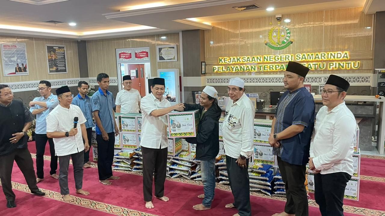 Kajari Samarinda, Haedar, saat menyerahkan bingkisan kepada Ketua Forwaka Samarinda, Gofar. (Din/Klausa)