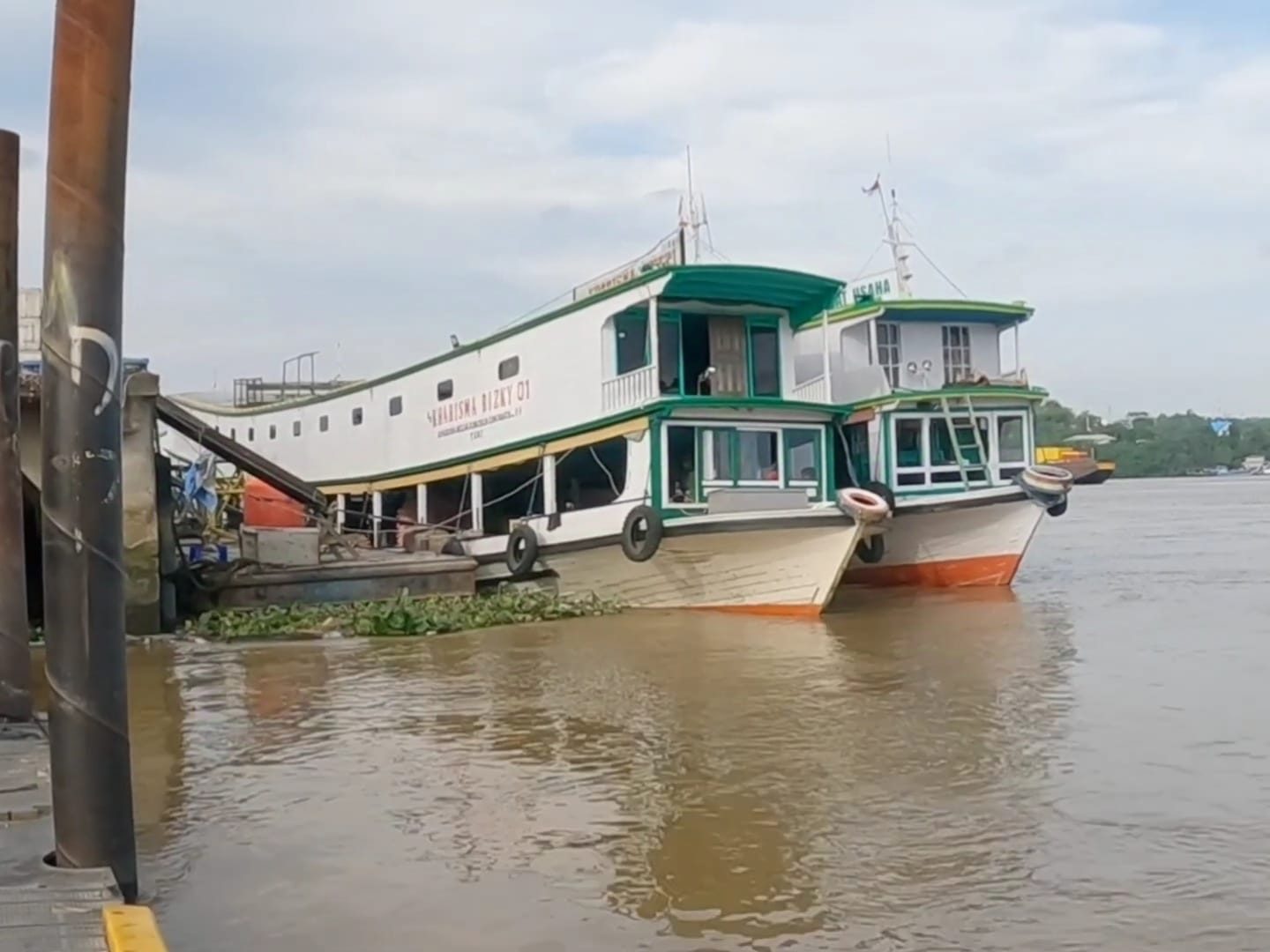 Kapal Penumpang yang parkir di Dermaga Sungai Kunjang. (Din/Klausa)
