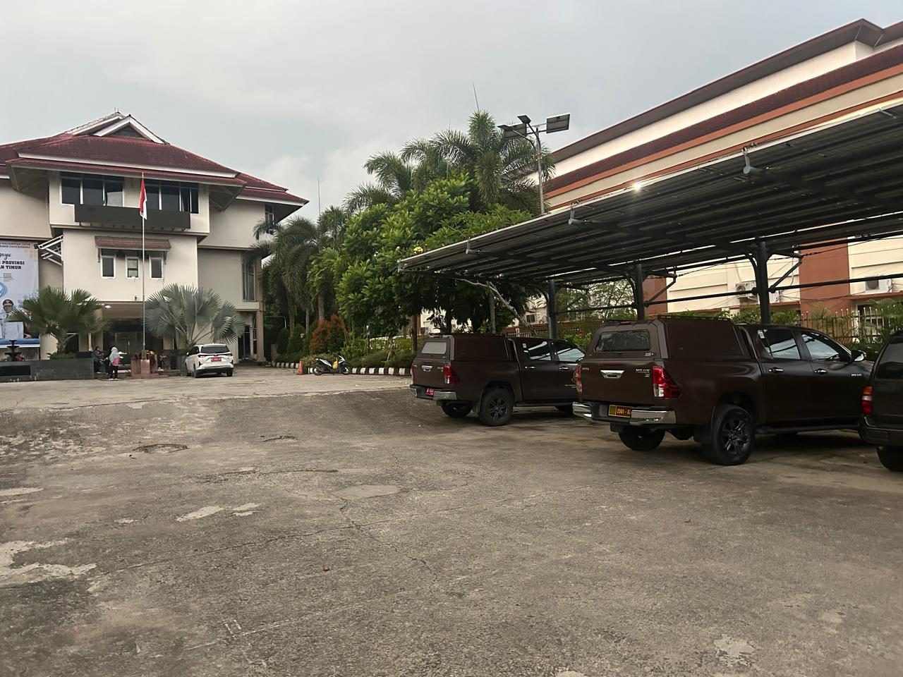 Nampak terlihat dua kendaraan dinas milik Kejati Kaltim yang parkir di halaman Kantor ESDM Kaltim, di Jl. MT Haryono, Samarinda. (Din/Klausa)