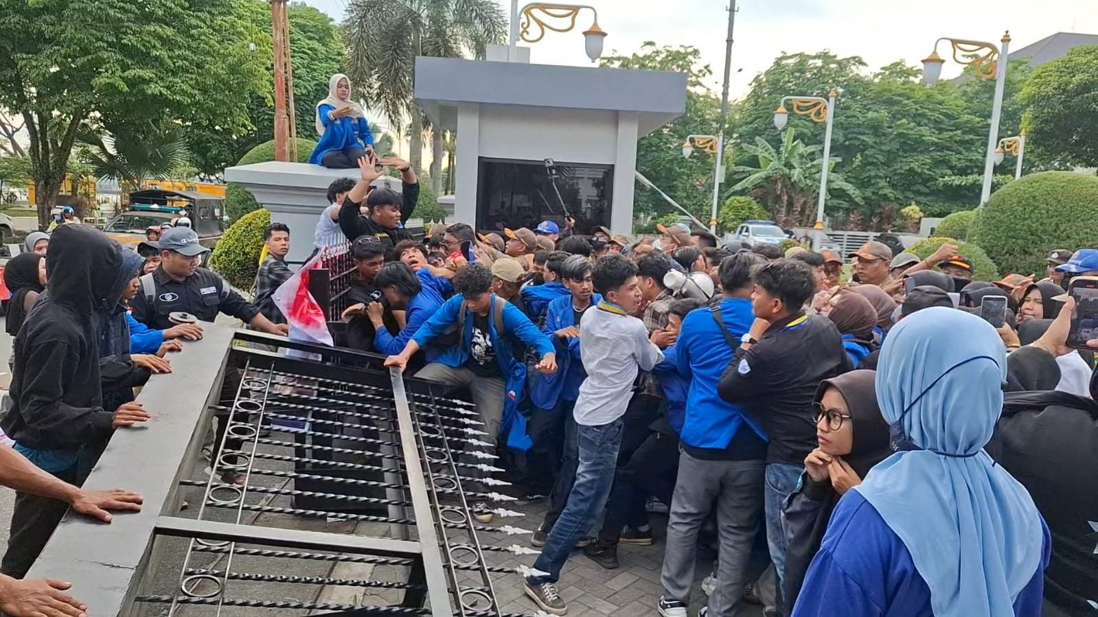 Puluhan massa PMII Samarinda saat menggelar aksi unjuk rasa di depan Kantor Gubernur Kaltim.