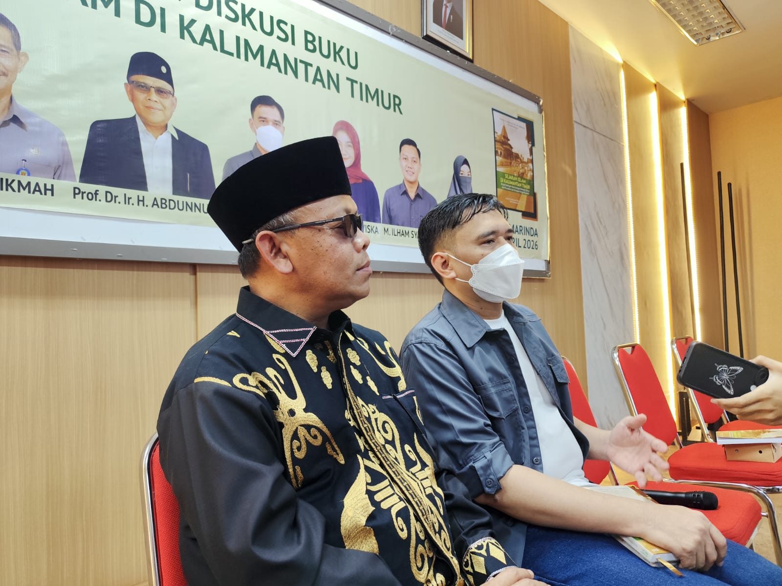 Dua penulis buku Sejarah Islam di Kalimantan Timur. Prof Abdunnur (kiri) dan Muhammad Sarip (kanan) usai sesi peluncuran dan bedah buku. (Fch/Klausa)