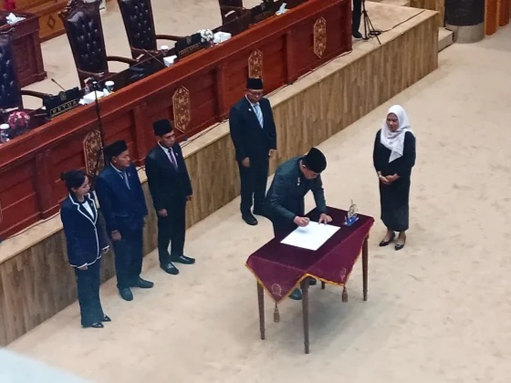 Penandatanganan kesepakatan usulan Raperda di luar Propemperda Tahun 2026 antara DPRD dengan Pemkot Samarinda. (Klausa)