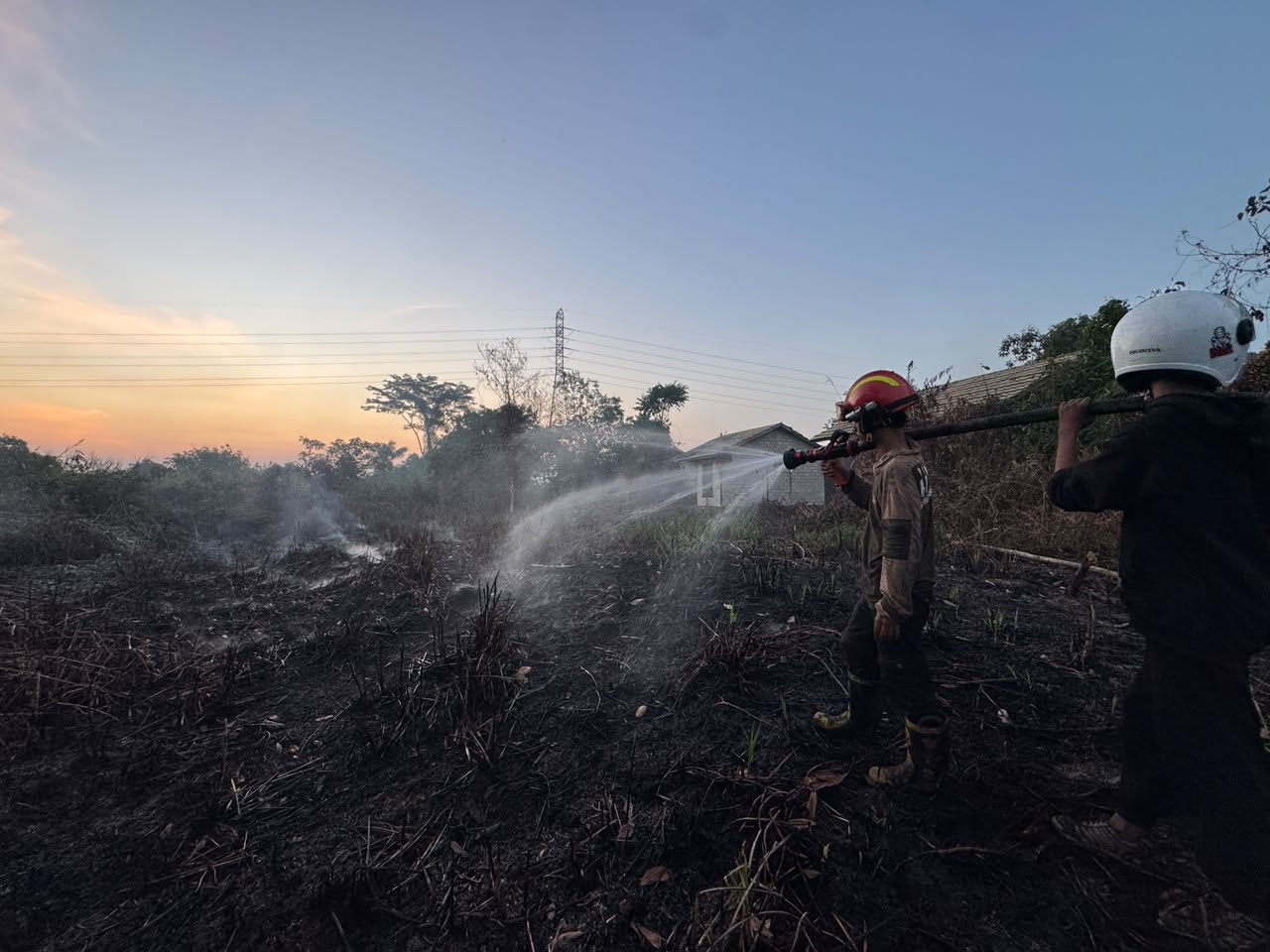 Petugas BPBD Kota Samarinda dalam upaya memadamkan lahan di Pelita 8 Sambutan. (Ist)